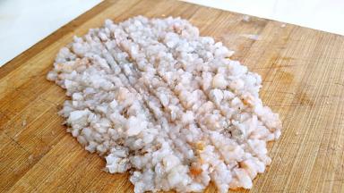 剁成肉糜，可以保留一些虾肉不剁。