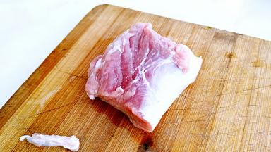 准备里脊肉，去掉肉膜。