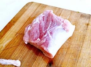 准备里脊肉，去掉肉膜。