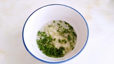 葱，姜剁碎，用一点清水寖泡一会。