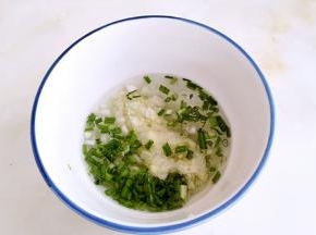 葱，姜剁碎，用一点清水寖泡一会。