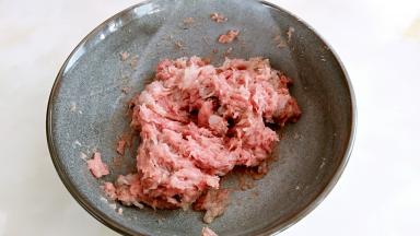 搅打好的馅料要非常的有弹性。