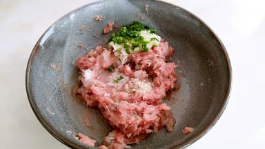 加入胡椒粉，米酒，葱姜水分3次的加入，开始顺时针搅打。