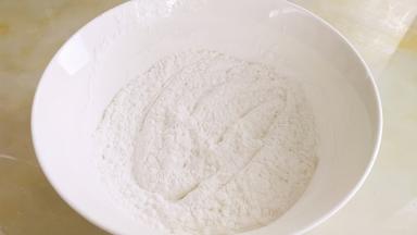 澄粉和土豆淀粉混合，加入盐1克拌匀。