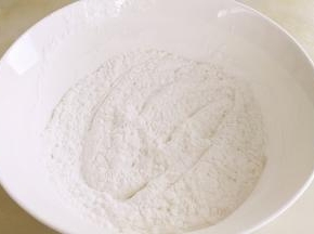 澄粉和土豆淀粉混合，加入盐1克拌匀。