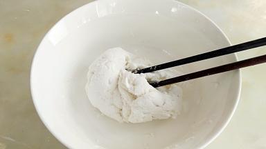 加入开始150克，搅拌至无干粉状态。