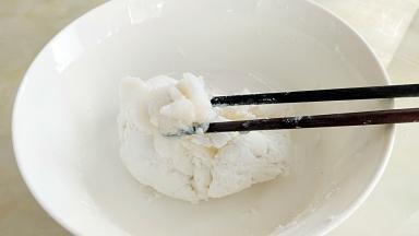 加入猪油，在略微揉一下，揉至猪油吸收，用保鲜膜包起来，以防变干。