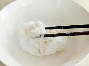 加入猪油，在略微揉一下，揉至猪油吸收，用保鲜膜包起来，以防变干。