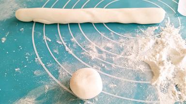 面团取出搓成长条，取下一个小剂子搓圆行，其余的面团在用保鲜膜包起来。