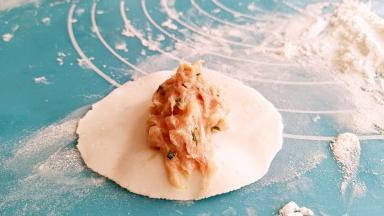 用擀面杖轻微的幹圆，可以撒上适量淀粉防黏，也可以面包抹油，我用的干粉。