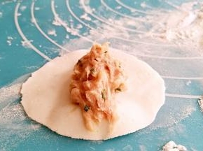 用擀面杖轻微的幹圆，可以撒上适量淀粉防黏，也可以面包抹油，我用的干粉。