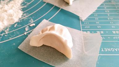 包成饺子状，我包的一点也不合格。