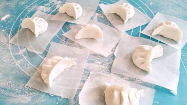 包好的饺子直接放在防黏油纸上面，开始大火烧开水。