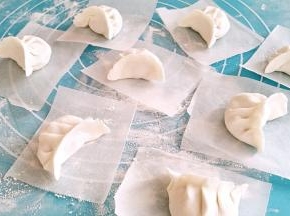 包好的饺子直接放在防黏油纸上面，开始大火烧开水。