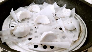 水开后放入饺子，大火蒸5分钟。