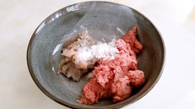 虾肉和里脊肉糜混合，放入淀粉，盐2克混合搅打至较有弹性。