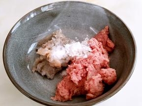 虾肉和里脊肉糜混合，放入淀粉，盐2克混合搅打至较有弹性。