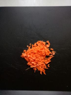 胡萝卜也切成细丁