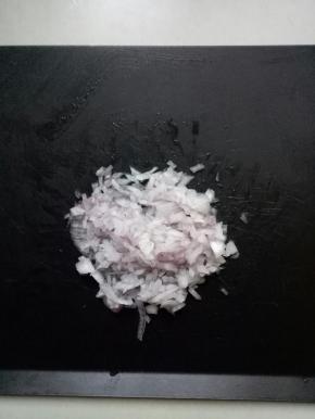 洋葱洗净切成细丁备用