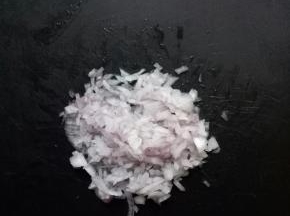 洋葱洗净切成细丁备用