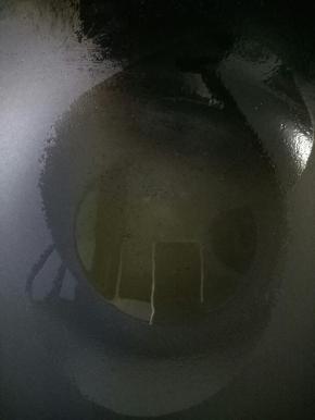 锅里倒油加热，油稍多一些