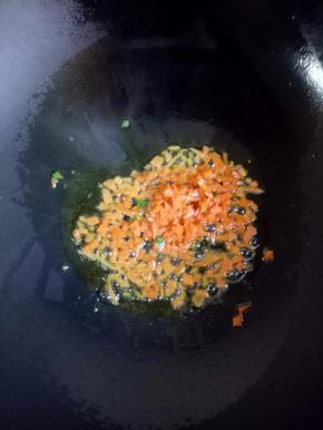 倒入胡萝卜翻炒几下