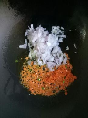 加入洋葱翻炒断生