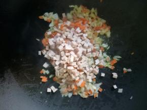 加入切好的火腿丁