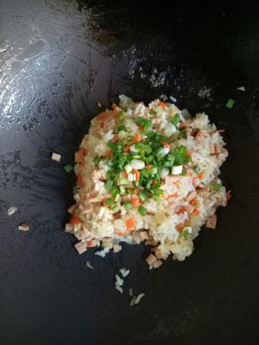 最后加入盐1小勺，鸡精1小勺，撒上香葱，撒上胡椒粉