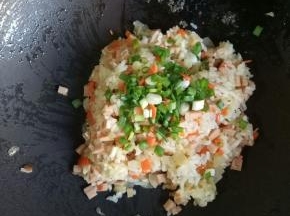 最后加入盐1小勺，鸡精1小勺，撒上香葱，撒上胡椒粉