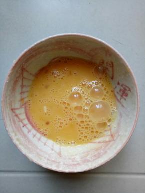 2个鸡蛋打散