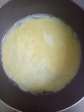 不粘锅刷油加热，大约5成热的时候倒入蛋液，不要一次性倒太多，转动锅让蛋液均匀的铺满锅底，小火慢煎，火不能太大，太大的火蛋皮容易起泡泡