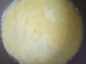 不粘锅刷油加热，大约5成热的时候倒入蛋液，不要一次性倒太多，转动锅让蛋液均匀的铺满锅底，小火慢煎，火不能太大，太大的火蛋皮容易起泡泡