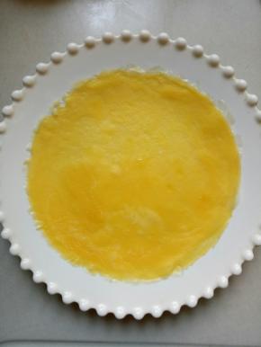 看到蛋皮边缘变干就可以把蛋皮从边缘慢慢铲出，放在盘中