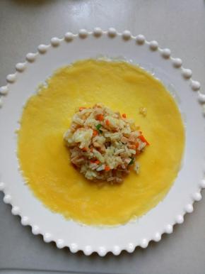 放上炒好的饭，左右两边包住饭