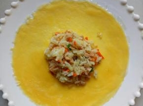 放上炒好的饭，左右两边包住饭