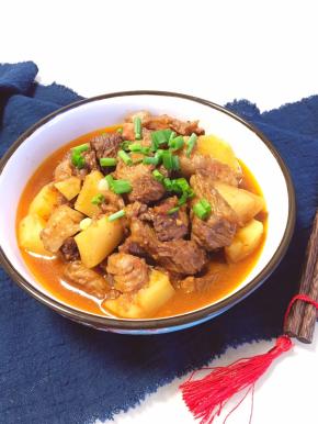 撒上葱段，很香很诱人