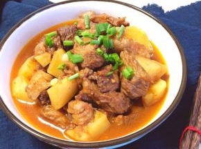 撒上葱段，很香很诱人