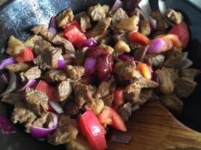 加入番茄酱、磨入适量黑胡椒碎，翻炒均匀