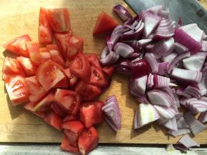 番茄和洋葱切块