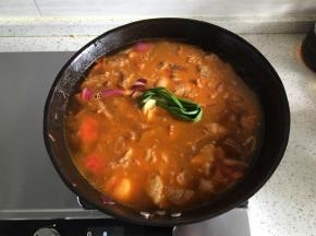 倒入一整锅的清水，香葱一根打结加入，加入一小块拍扁的姜，大火烧开20分钟，转小火炖2小时以上