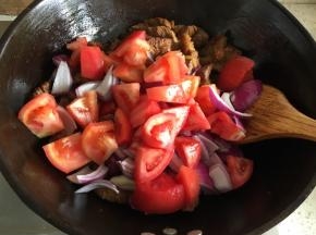 倒入番茄、洋葱，翻炒出香味