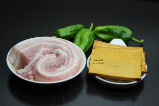 准备食材：五花肉、香干、青椒、香葱等；
