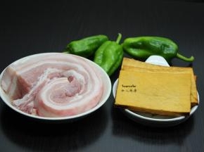 准备食材：五花肉、香干、青椒、香葱等；