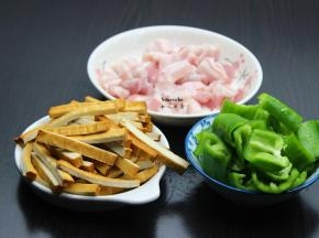 五花肉洗净切片，香干洗净切条，青椒洗净去籽，切块；