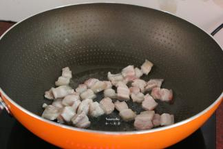 热锅，倒油，五花肉煸炒出油微黄，放生姜、酱油、盐炒出金黄色起锅；