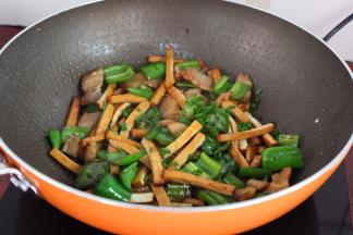 放盐、香葱炒均即可。