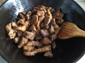 锅内倒入适量食用油，油热后倒入牛肉翻炒，加入老抽、生抽继续翻炒均匀