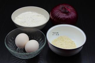 准备食材：洋葱、土鸡蛋、裹炸粉、面包糠等；
