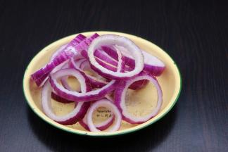 洋葱洗净切圈，放盐、胡椒粉腌制3分钟；PS：洋葱水出来即可